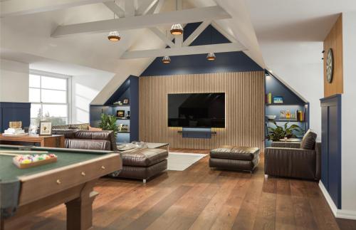 RecRm Set1 DP Slat-Wood